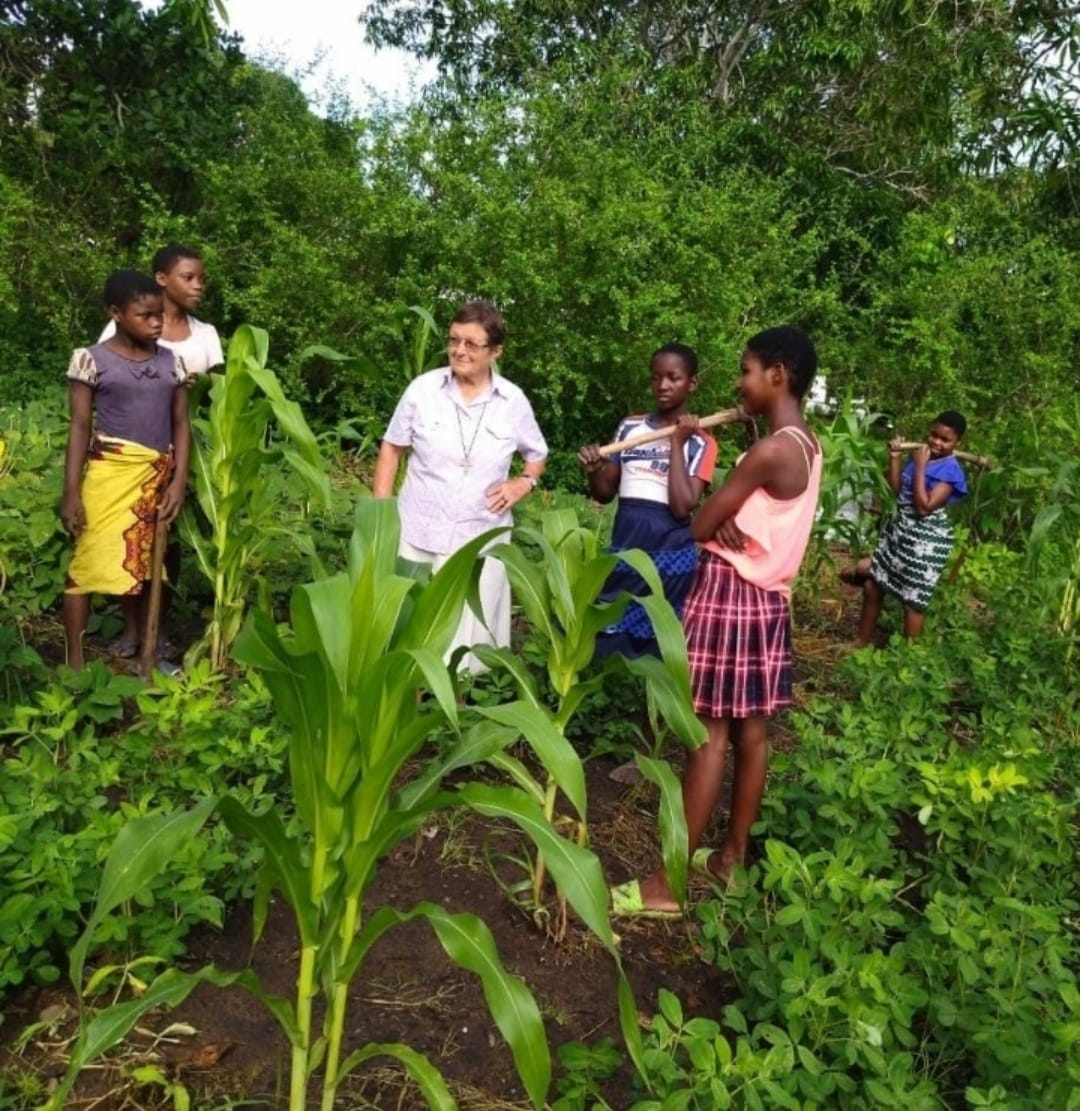 Sr Maria De Coppi works with young africans in a garden