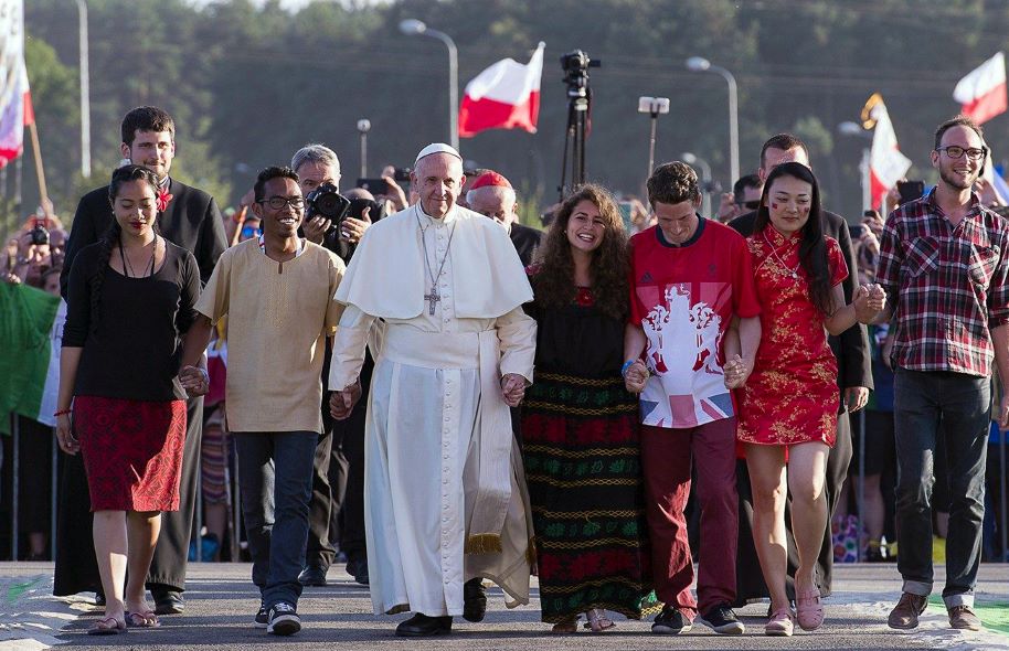 Pope Francis with young people at<br />
World Youth Day 2016 in Poland.