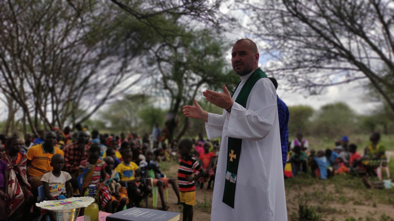 Fr Maciek celebrates Mass outside in a Kenyan Mission<br />
