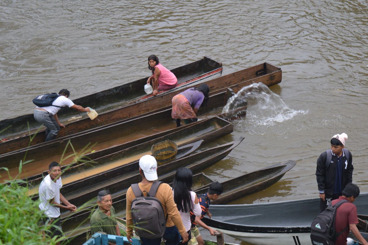 People in Esmereldes use long wooden boats to travel from place to place