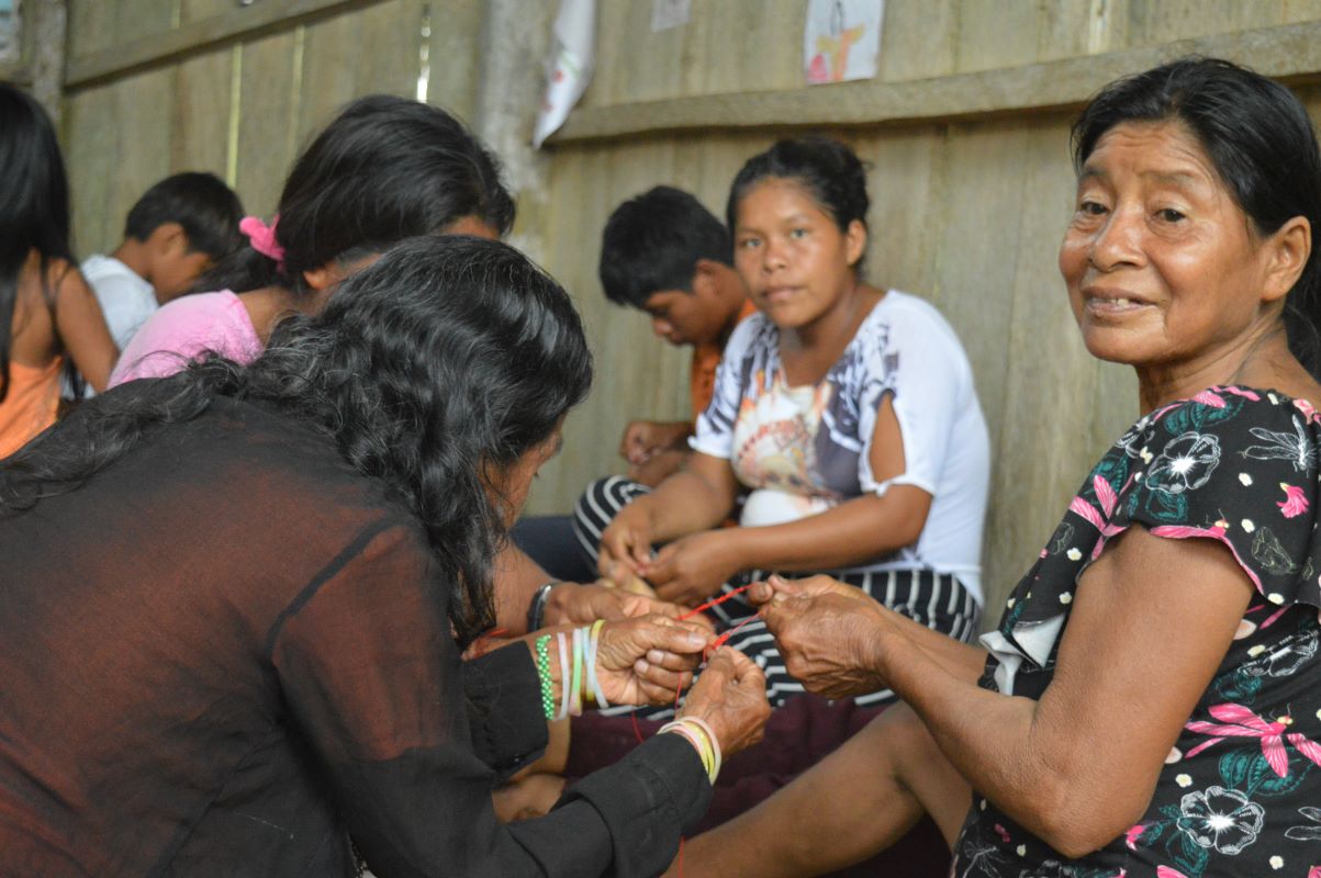 Women at the Santa María de los Cayapas Fiscal Unit learn new skills